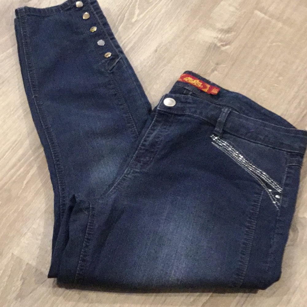 🦋 Cute Ankle Jeans~~Snap close Legs 🦋